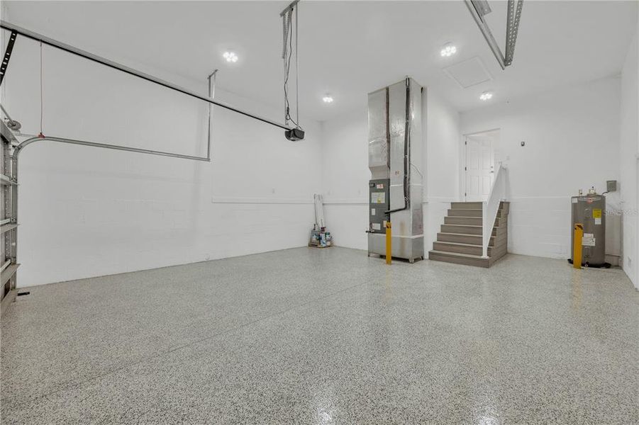 Spacious, unfurnished interior of a new home in , Dade City (Image 39).