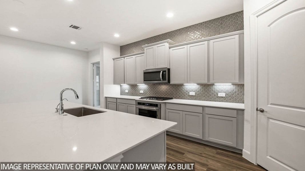 Furnished interior view inside a new home in Silverthorne, Conroe (Image 8).
