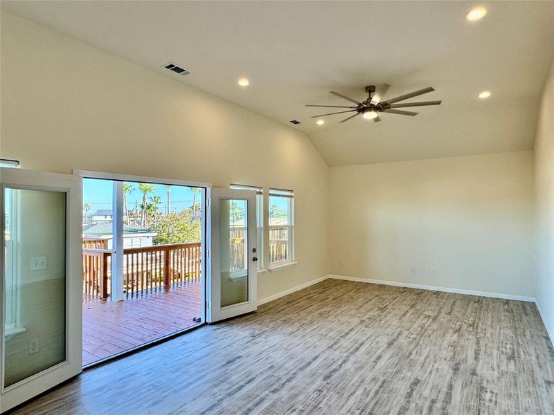 Spacious, unfurnished interior of a new home in , Bayou Vista (Image 31).