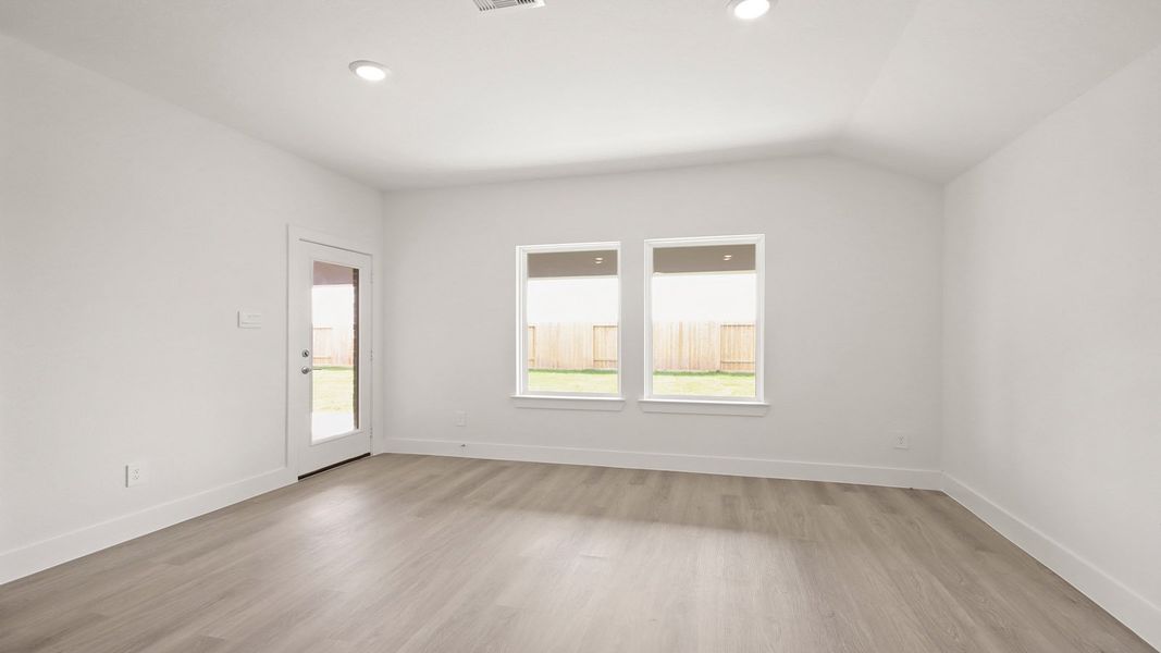 Spacious, unfurnished interior of a new home in Riverside Estates, Mont Belvieu (Image 15).