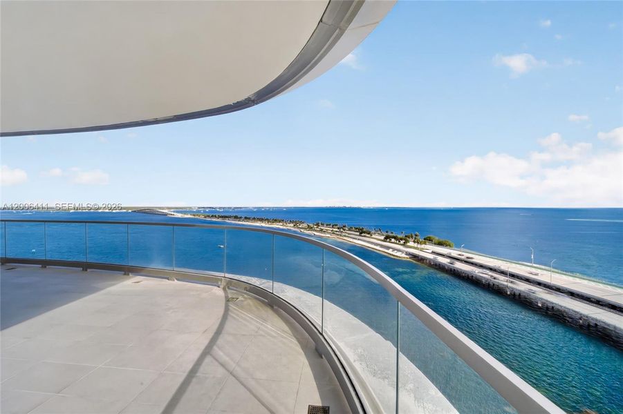 Condo located in Miami, FL showcasing its design and architecture (Image 34).