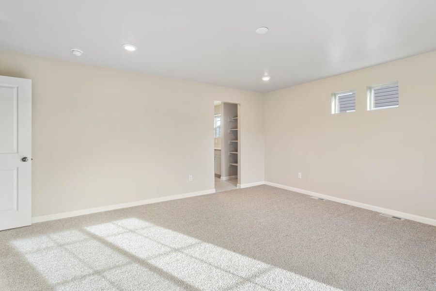 Spacious, unfurnished interior of a new home in Thompson River Ranch, Johnstown (Image 23).