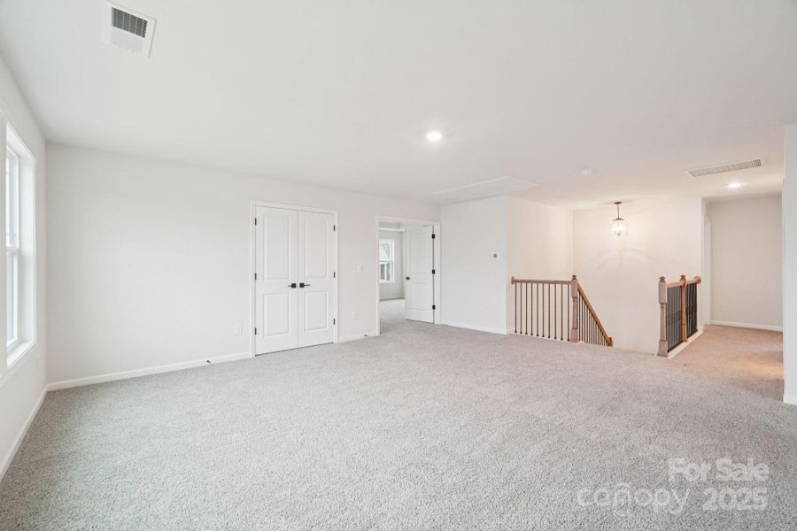 Spacious, unfurnished interior of a new home in Sylvan Creek, Denver (Image 24).