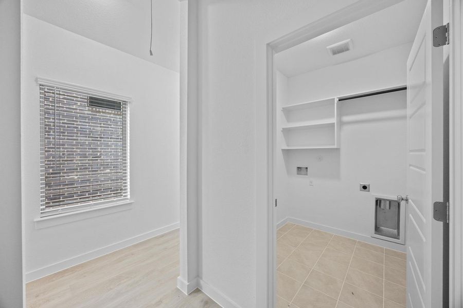 Spacious, unfurnished interior of a new home in Trinity Ranch, Elgin (Image 11).