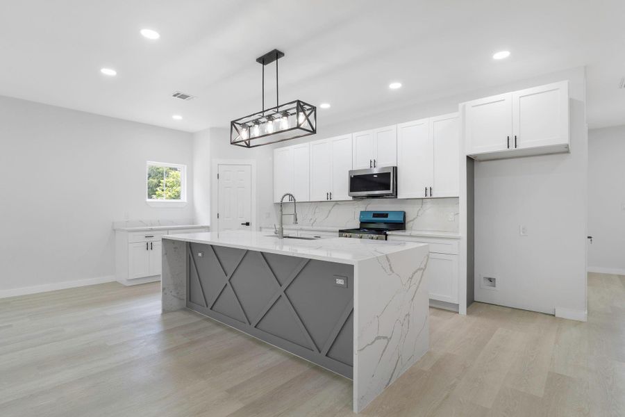 Furnished interior view inside a new home in , Onalaska (Image 9).
