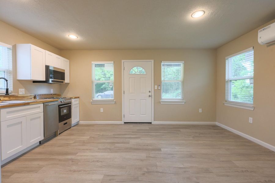 Spacious, unfurnished interior of a new home in , Baytown (Image 9).