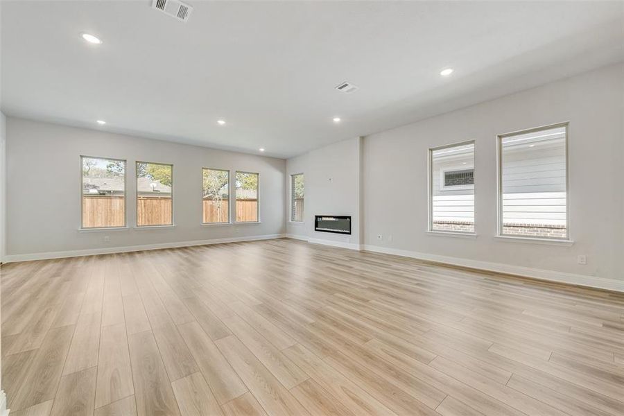 Spacious, unfurnished interior of a new home in Bayside, Rowlett (Image 24).