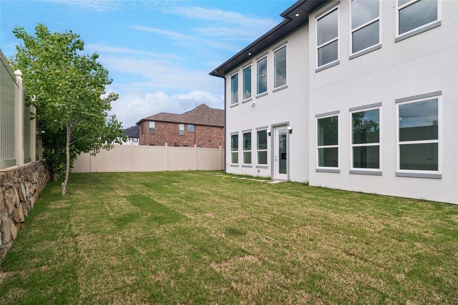 Exterior details and patio area of a home in , Irving (Image 4).