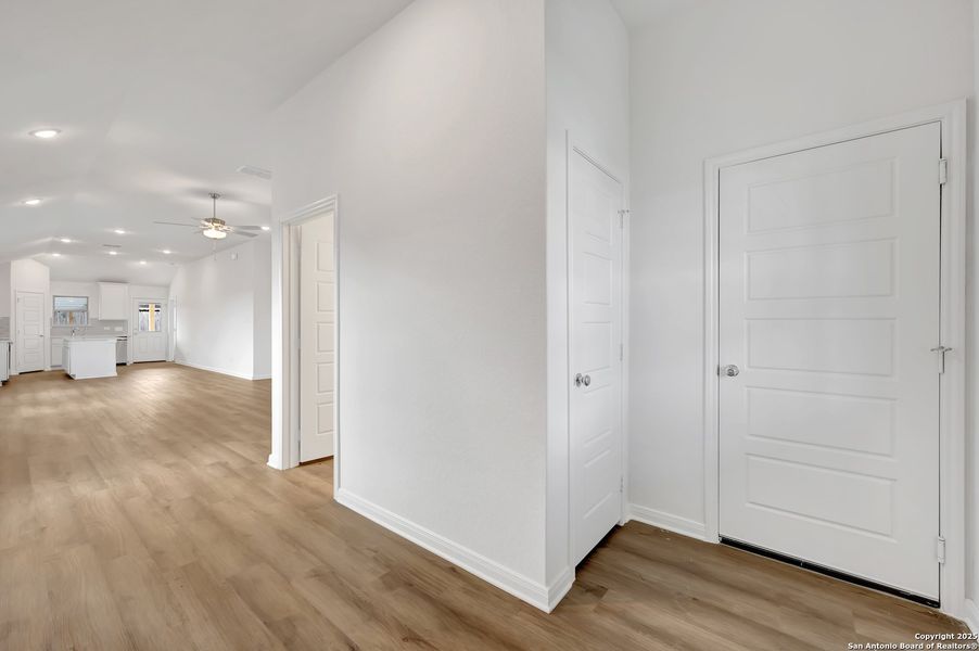 Spacious, unfurnished interior of a new home in Park Place, New Braunfels (Image 27).
