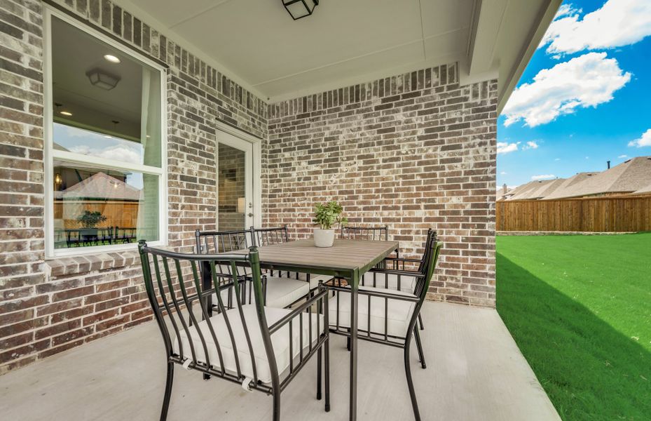 Spacious covered patio overlooking fenced-in backy