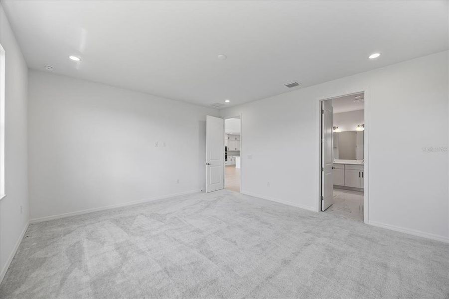 Spacious, unfurnished interior of a new home in , Punta Gorda (Image 24).