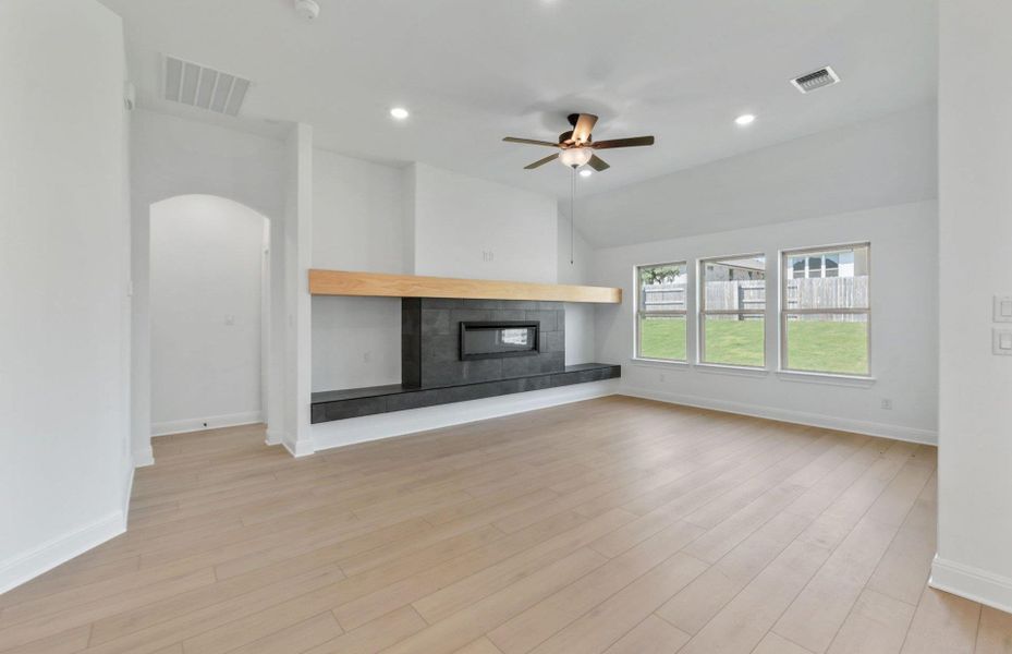 Spacious, unfurnished interior of a new home in Crescent Bluff, Georgetown (Image 18).