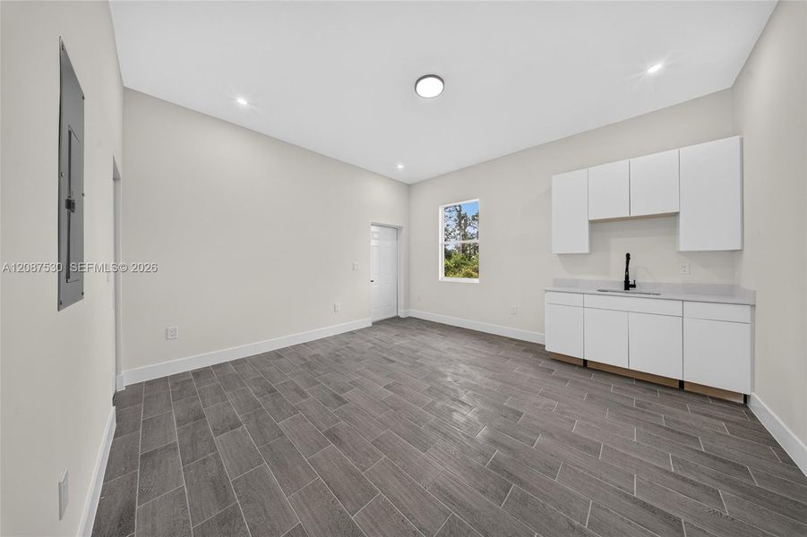 Spacious, unfurnished interior of a new home in , Lehigh Acres (Image 14).