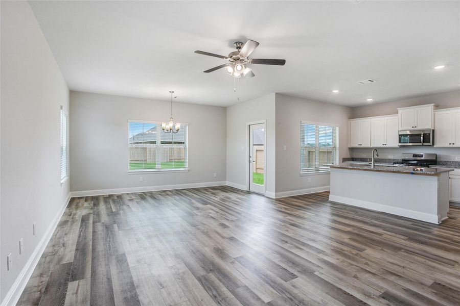Spacious, unfurnished interior of a new home in Bayou Maison, Dickinson (Image 10).