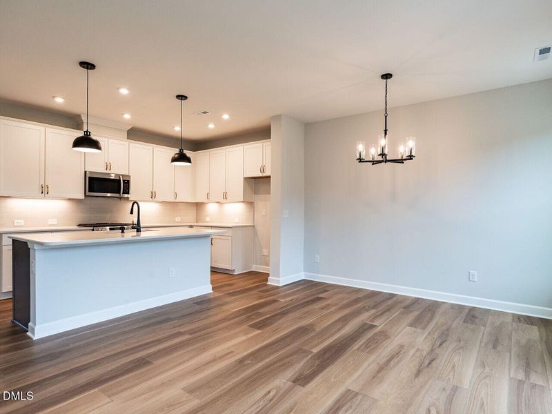 009-1280x960-dining-kitchen