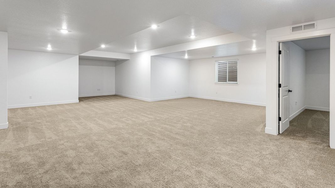 Spacious, unfurnished interior of a new home in Vantage, Berthoud (Image 21).