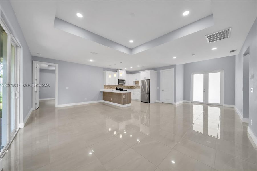 Spacious, unfurnished interior of a new home in , Lehigh Acres (Image 13).