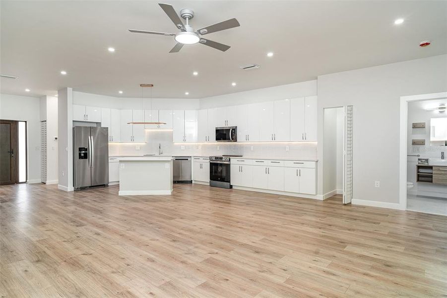 Spacious, unfurnished interior of a new home in , Sarasota (Image 16).