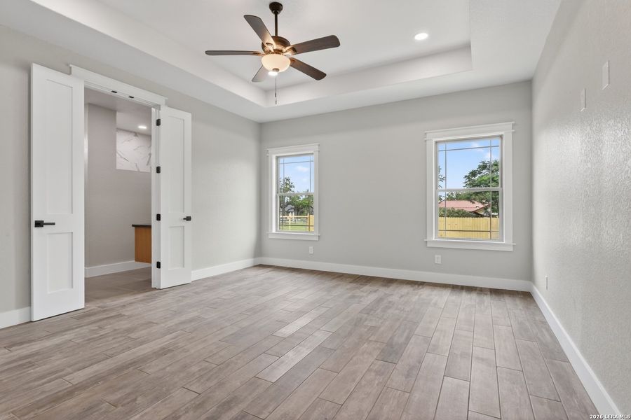 Spacious, unfurnished interior of a new home in , Bandera (Image 12).