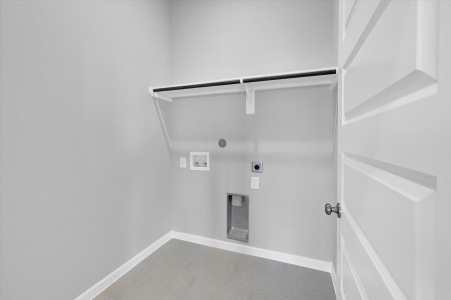 Spacious, unfurnished interior of a new home in Sunterra 40, Katy (Image 30).