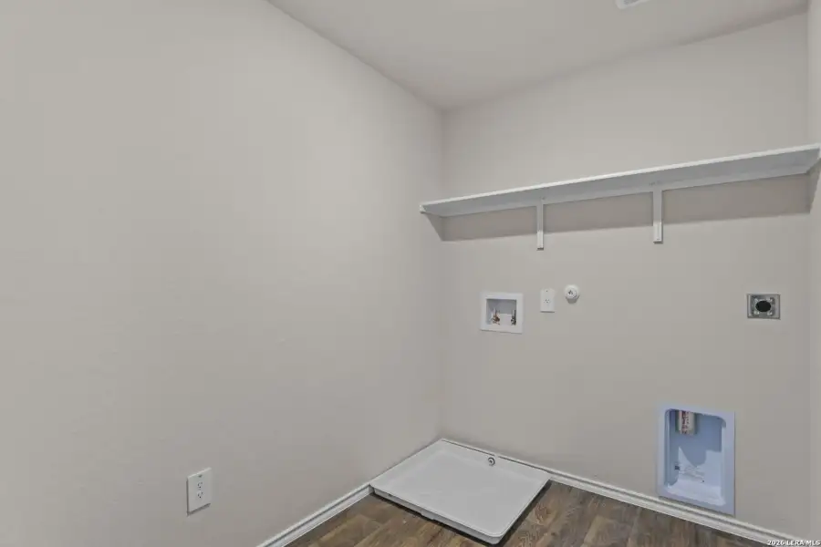 Spacious, unfurnished interior of a new home in Laurel Vistas, San Antonio (Image 23).