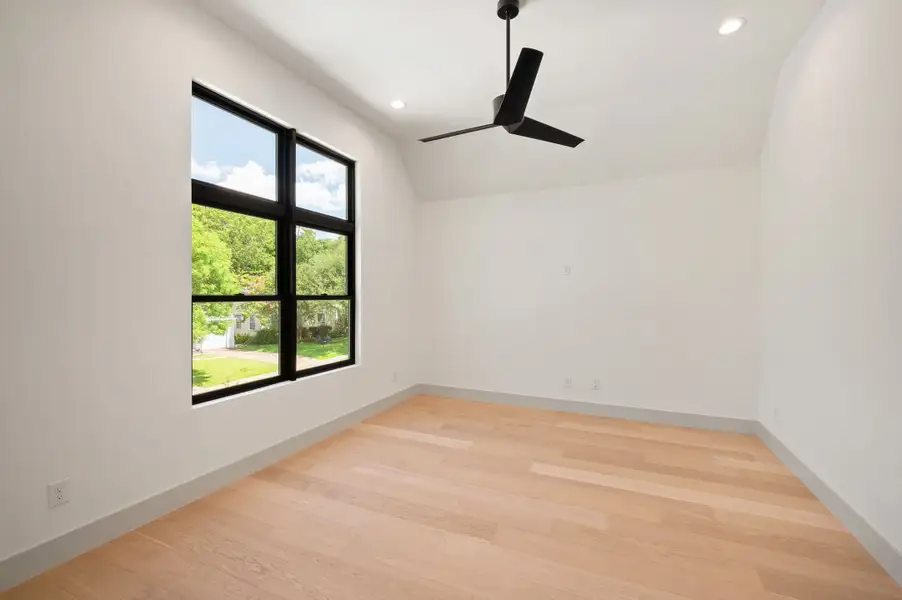 Spacious, unfurnished interior of a new home in , Dallas (Image 22).
