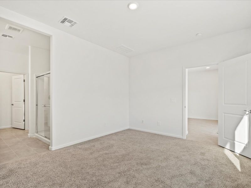 Spacious, unfurnished interior of a new home in Valencia Crossing, Tucson (Image 10).