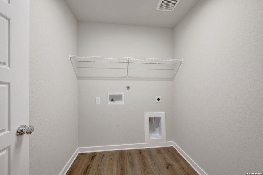 Spacious, unfurnished interior of a new home in Winding Brook, San Antonio (Image 39).
