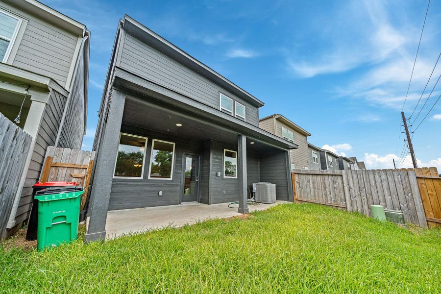 Exterior details and patio area of a home in , Houston (Image 18).