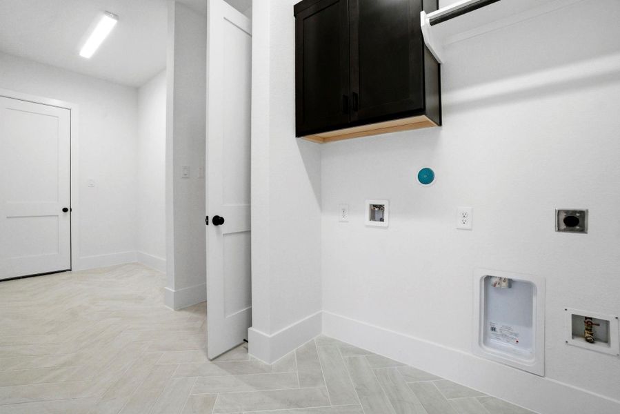 Spacious, unfurnished interior of a new home in Chapel Bend, Montgomery (Image 37).