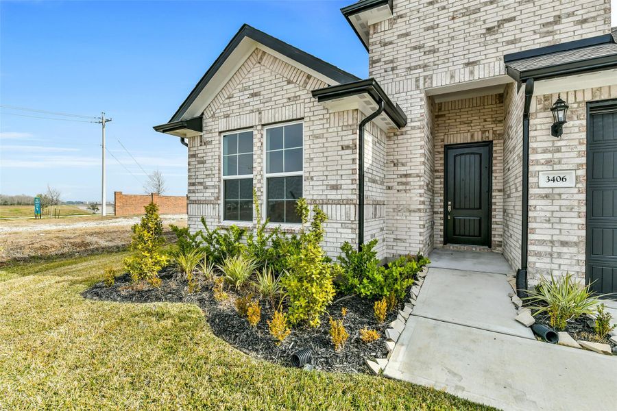 Exterior details and patio area of a home in Lago Mar, Texas City (Image 24).