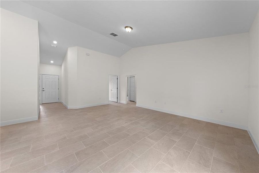 Spacious, unfurnished interior of a new home in , Yeehaw Junction (Image 29).
