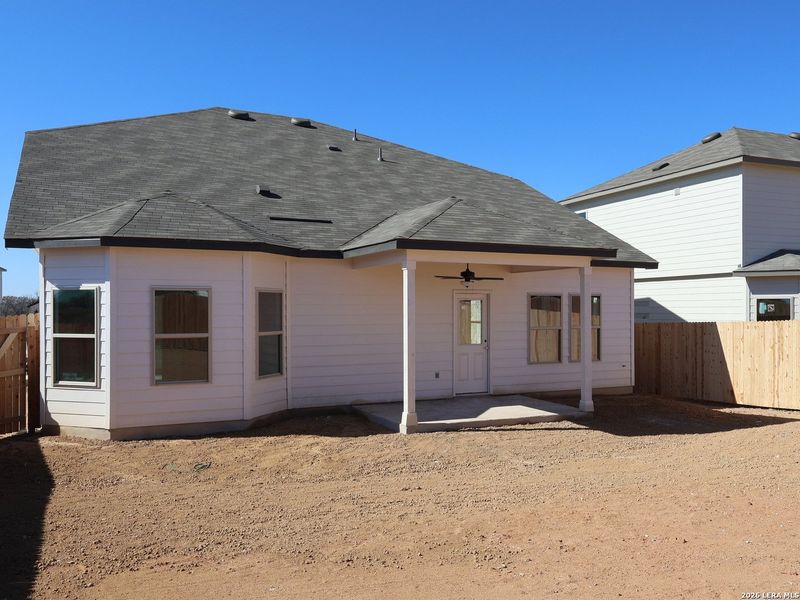 Exterior details and patio area of a home in Cinco Lakes, San Antonio (Image 4).