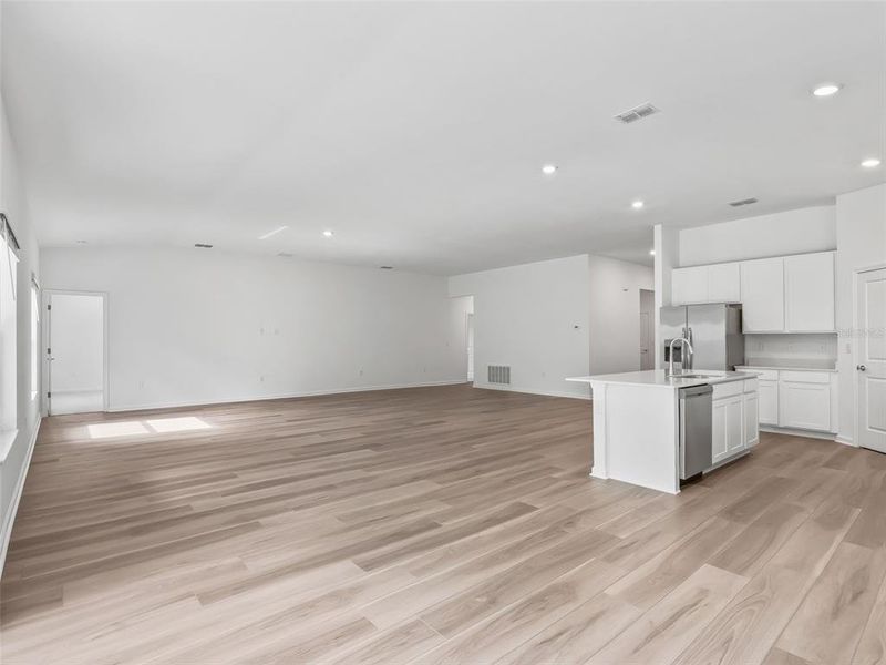 Spacious, unfurnished interior of a new home in Juliette Falls, Dunnellon (Image 36).