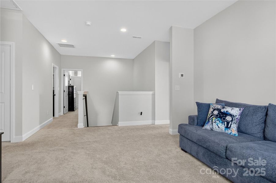 Upstairs Bonus /Loft Space Upstairs Bonus /Loft Space