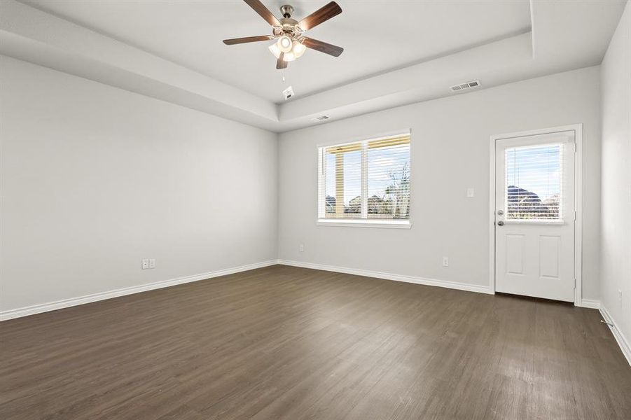 Spacious, unfurnished interior of a new home in Deer Creek, Crowley (Image 24).