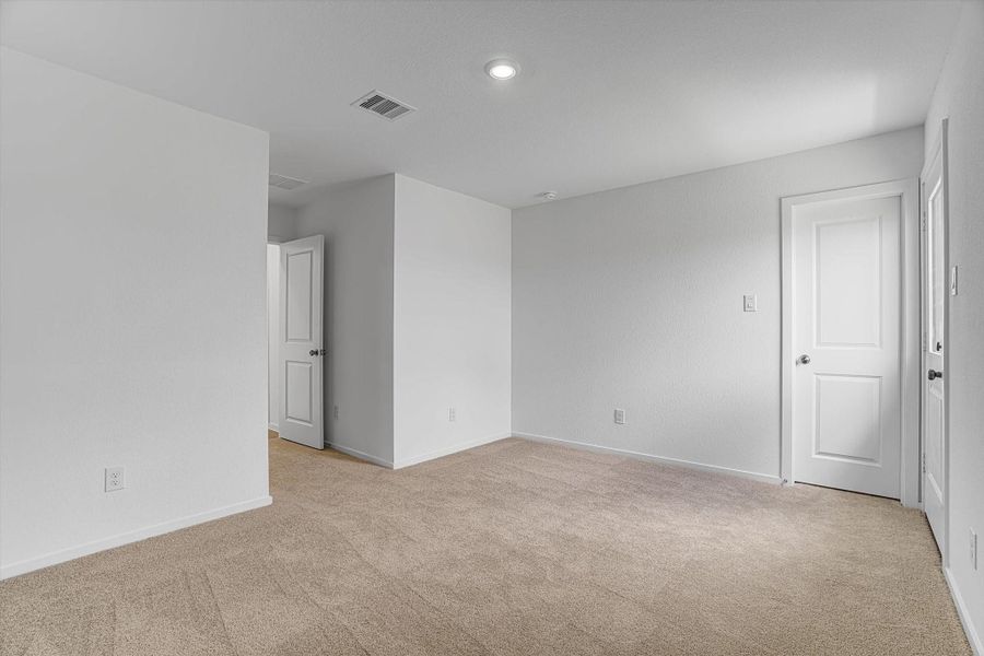 Spacious, unfurnished interior of a new home in Santa Fe Village, Cleveland (Image 37).