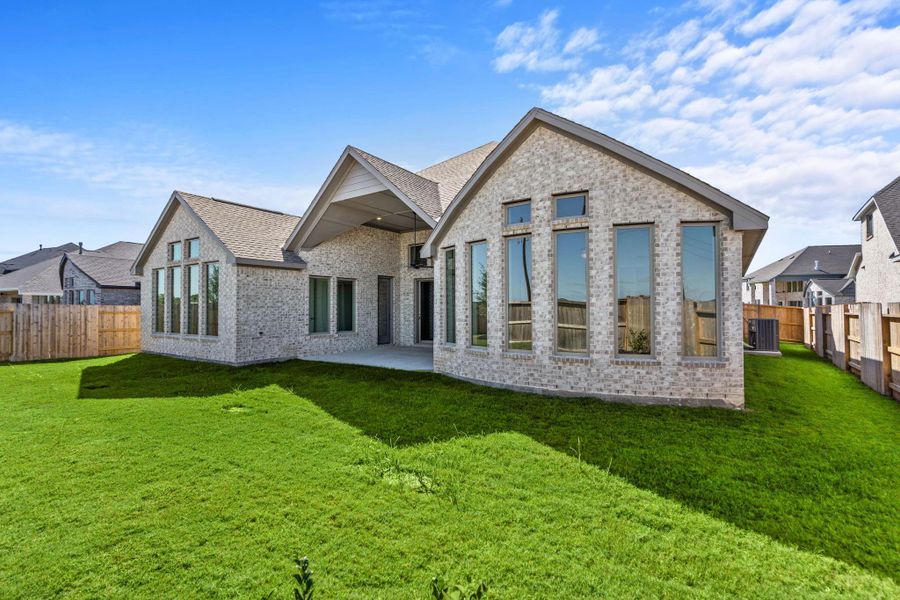 Exterior details and patio area of a home in Valencia 70', Manvel (Image 4).