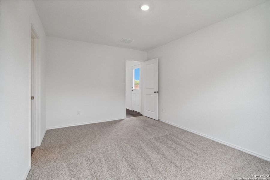 Spacious, unfurnished interior of a new home in Avenida, Converse (Image 23).