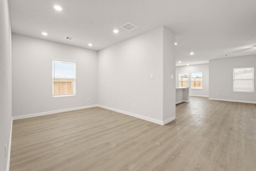 Spacious, unfurnished interior of a new home in Lakes at Crockett Martin, Conroe (Image 13).