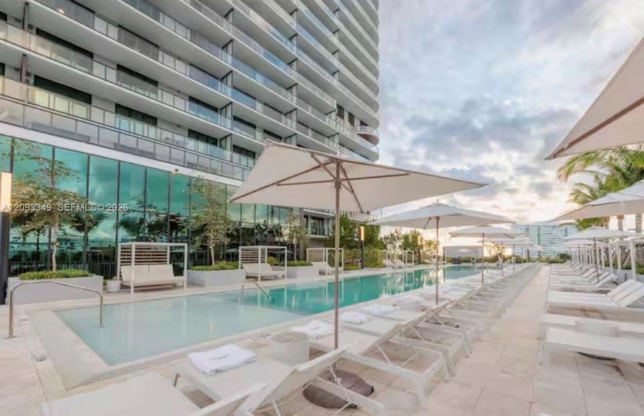Condo located in Miami Beach, FL showcasing its design and architecture (Image 28).