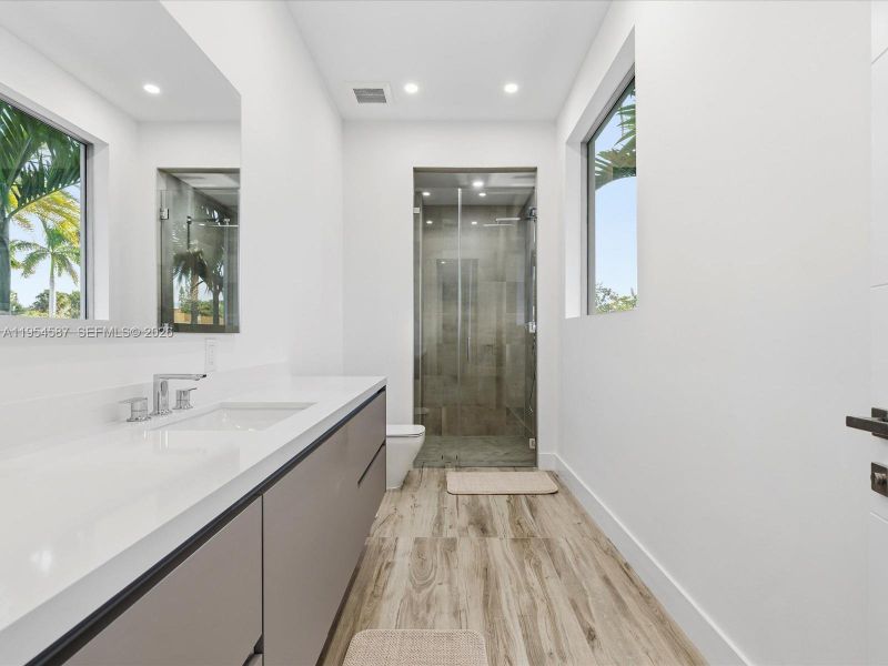 Furnished interior view inside a new home in , Plantation (Image 51).