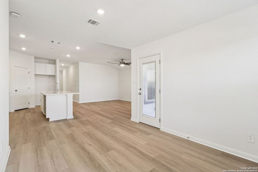 Spacious, unfurnished interior of a new home in Catalina, Converse (Image 25).