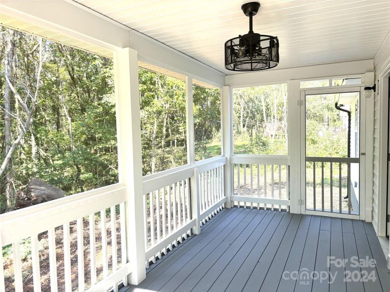 Fully screened-in rear deck off kitchen