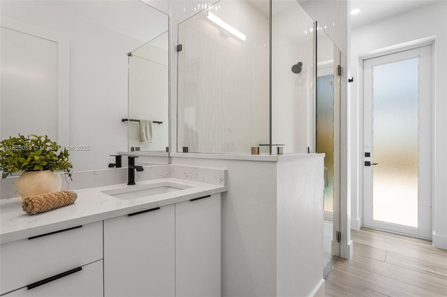 Pool 2nd Bathroom :) Pool 2nd Bathroom :)