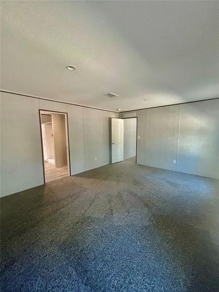 Spacious, unfurnished interior of a new home in , Florahome (Image 14).