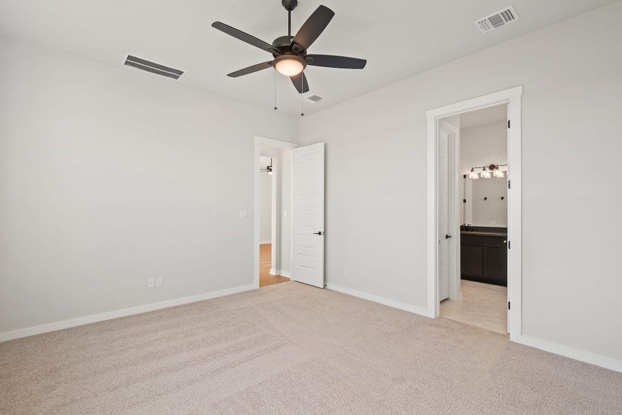 Spacious, unfurnished interior of a new home in Lariat, Liberty Hill (Image 32).