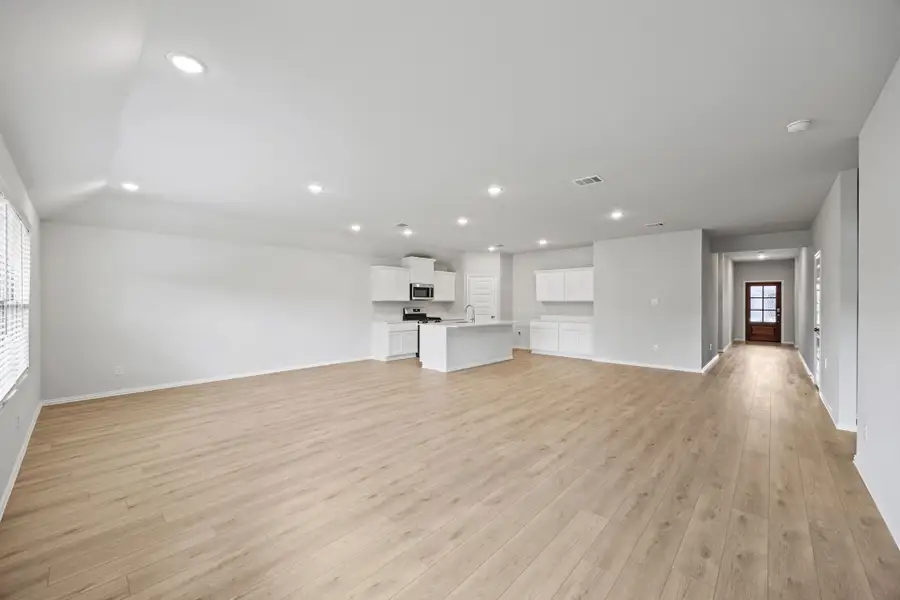 Spacious, unfurnished interior of a new home in Rolling Ridge, Van Alstyne (Image 11).