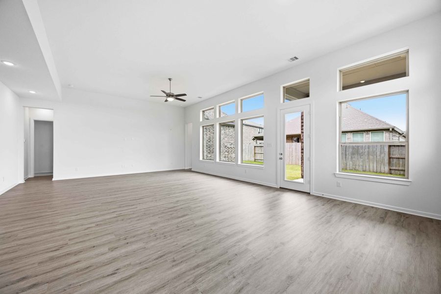 Spacious, unfurnished interior of a new home in Canterra Creek 60', Rosharon (Image 19). Spacious, unfurnished interior of a new home in Canterra Creek 60', Rosharon (Image 19).