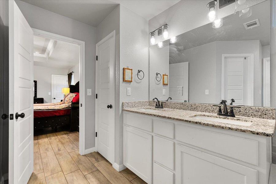 Furnished interior view inside a new home in , Killeen (Image 19).